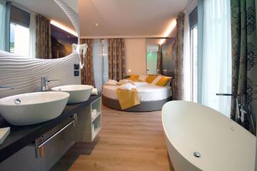 Deep soaking bathtub