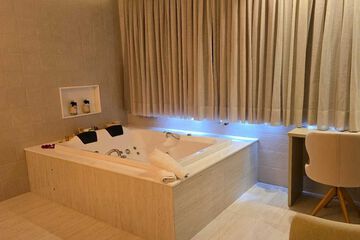 Private spa tub