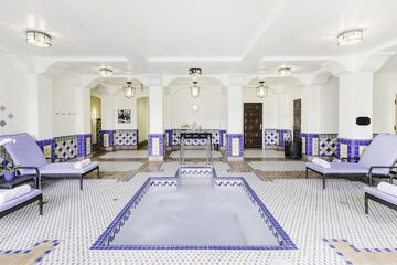 Indoor spa tub