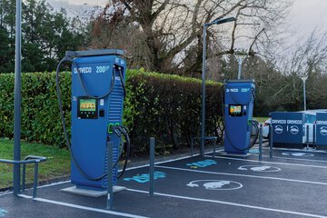 Electric vehicle charging station