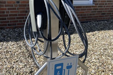 Electric vehicle charging station