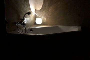 Deep soaking bathtub