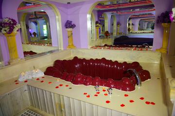 Deep soaking bathtub