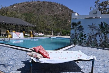 Pool waterfall