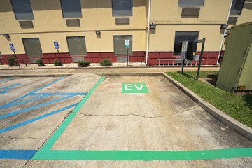 Electric vehicle charging station