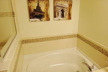 Deep soaking bathtub