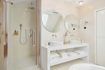Bathroom amenities