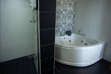 Jetted tub