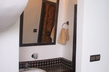 Bathroom sink