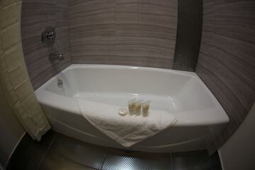Deep soaking bathtub