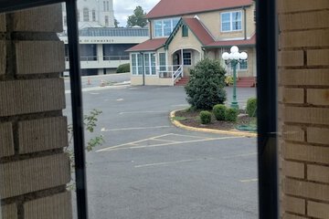 Room 52 of 211