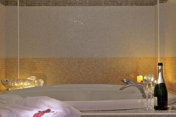 Deep soaking bathtub