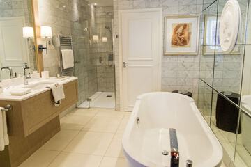 Deep soaking bathtub