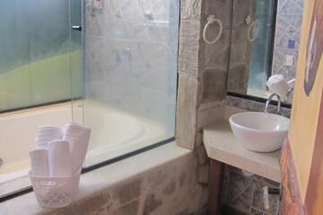 Deep soaking bathtub