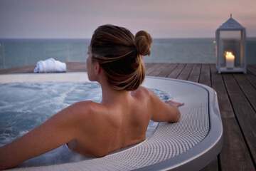 Outdoor spa tub