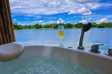 Deep soaking bathtub