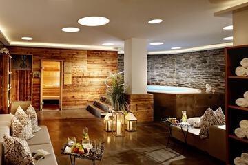 Indoor spa tub