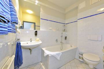 Deep soaking bathtub