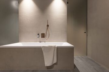 Deep soaking bathtub