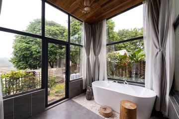 Deep soaking bathtub