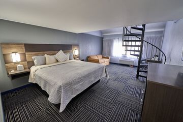 Admiralty Inn & Suites