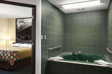 Super 8 by Wyndham Bowling Green