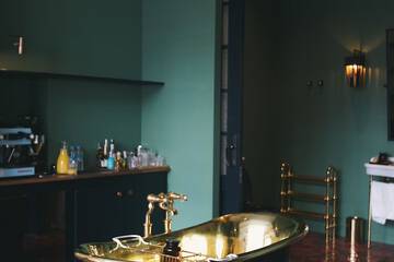 Deep soaking bathtub