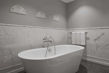 Deep soaking bathtub