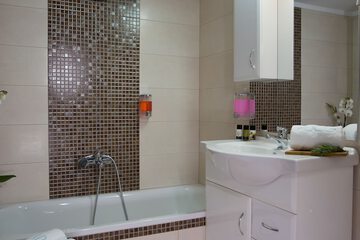 Deep soaking bathtub