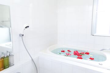 Deep soaking bathtub