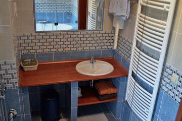 Bathroom sink