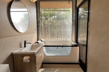 Deep soaking bathtub