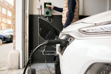 Electric vehicle charging station