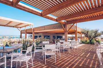 Swim-up bar