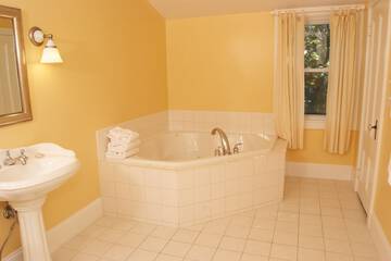 Deep soaking bathtub