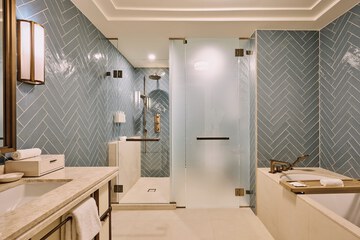 Deep soaking bathtub