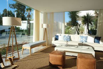 Lobby lounge