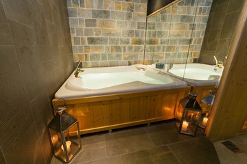 Deep soaking bathtub
