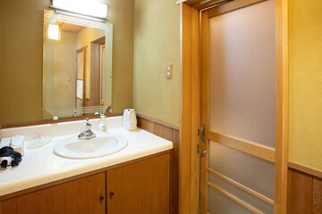 Bathroom sink
