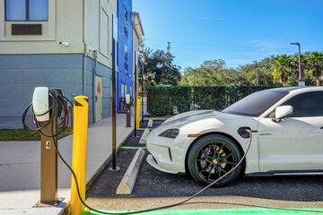 Electric vehicle charging station