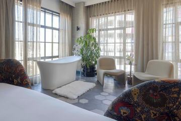 Deep soaking bathtub