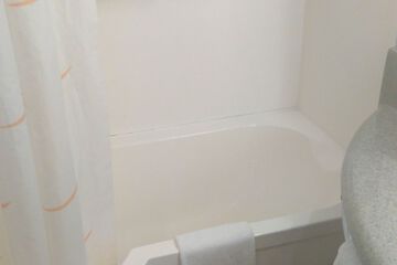 Deep soaking bathtub