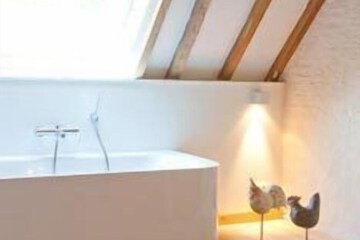 Deep soaking bathtub