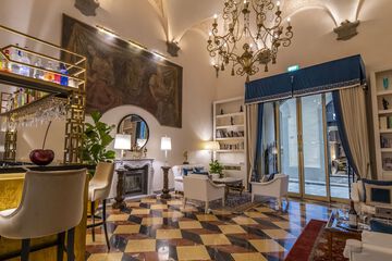 Lobby lounge