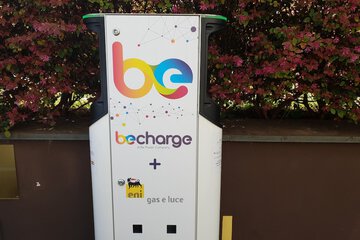 Electric vehicle charging station
