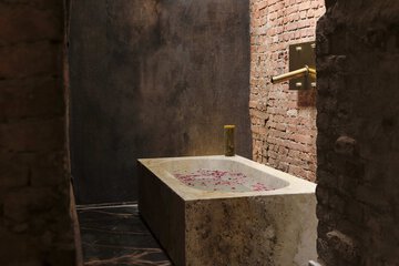 Indoor spa tub