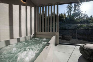 Private spa tub