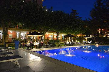 Poolside bar