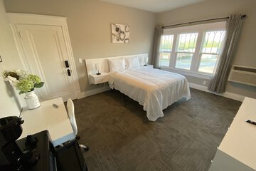 Twin Lakes Creamery Grill & Inn