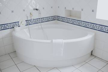 Deep soaking bathtub